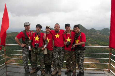 Lê Dũng và đồng đội đứng trên đỉnh cột cờ Lũng Cú-Hà Giang.
